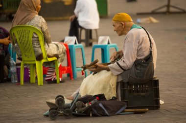Marakeş, Fas. 29 Eylül 2017. Sokak sanatçı Manne el Fna market Meydanı Marrakesh, Morocco.
