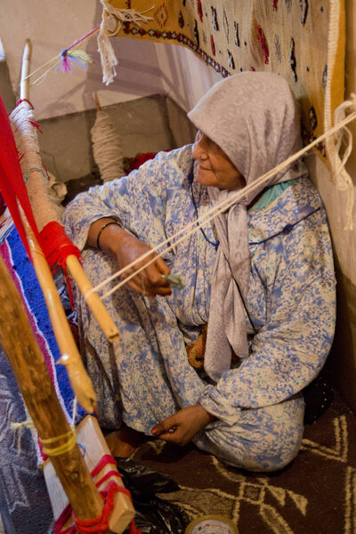 АИТ-БЕН ХАДДУ, МОРОККО1 ОКТЯБРЯ 2017 года. Производство ковров в Касба Айт Бен Хадду в горах Атласа, Марокко
.