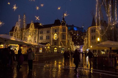 Ljubljana, Slovenya, 01 Ocak 2018. Ljubljana, Slovenya ortasında Noel dekorasyon. 