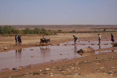 AIT-Ben Haddou Fas. 30 Eylül 2017. İnsanlar Kasbah AIT Ben Haddou Fas Atlas dağlarında yakınındaki Asif Ounila Nehri.
