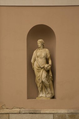 Trieste, İtalya, 31 Aralık 2017. Trieste, İtalya'da bina Menkul Kıymetler Borsası dekorasyon heykeller.