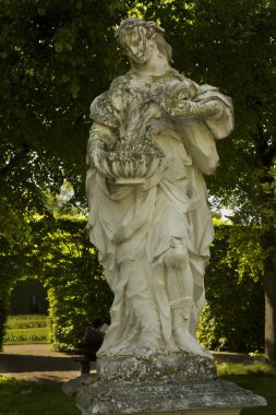 Trier, Almanya. 05 Mayıs 2018. Trier, Almanya'daki Seçmen Sarayı'nın (Kurfurstliches palais) yanındaki bahçede heykel.