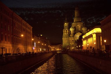 Saint-Petersburg, Rusya. 26 Mayıs 2018. Griboyedov Kanalı'nın ve St. Petersburg'daki Kan Kurtarıcı Kilisesi'nin (İsa'nın Dirilişi Katedrali) görünümü, Rusya.