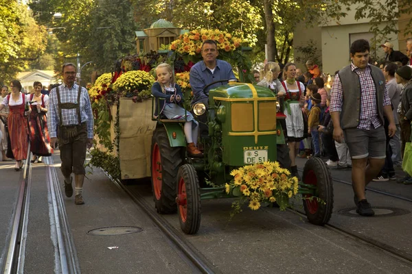 Stuttgart, Almanya, 30 Eylül 2018. Stuttgart'ta Volksfest. Şehir merkezinden geçen yürüyüş.