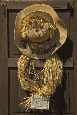 Slunj, Hırvatistan. 22 Ağustos 2018. Rastoke köyünde bir evin penceresinde Dekorasyon Dekorasyon, Slunj, Hırvatistan.