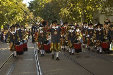 Stuttgart, Almanya, 30 Eylül 2018. Stuttgart'ta Volksfest. Şehir merkezinden geçen yürüyüş.