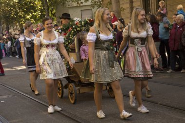 Stuttgart, Almanya, 30 Eylül 2018. Stuttgart'ta Volksfest. Şehir merkezinden geçen yürüyüş.