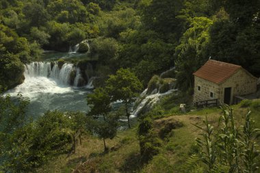 Krka Ulusal Parkı, Hırvatistan. 17 Ağustos 2018. Hırvatistan 'ın Krka ulusal parkındaki şelale manzarası.