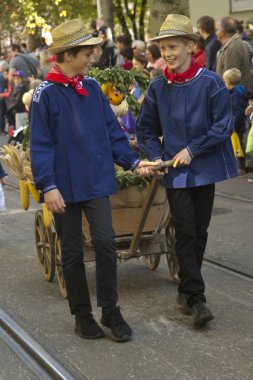 Stuttgart, Almanya, 30 Eylül 2018. Stuttgart'ta Volksfest. Şehir merkezinden geçen yürüyüş.