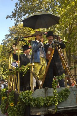 Stuttgart, Almanya, 30 Eylül 2018. Stuttgart'ta Volksfest. Şehir merkezinden geçen yürüyüş.