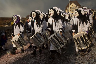 BASEL, SWitzerland, 11 Mart 2019. İsviçre, Basel 'deki geleneksel karnaval maskeleri geçit töreni..