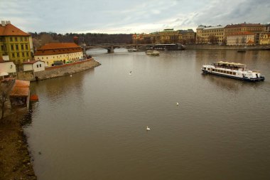 PRAG, CZECH Cumhuriyet, 30 ARALIK 2018. Çek Cumhuriyeti Prag 'daki Vltava nehrinin manzarası.