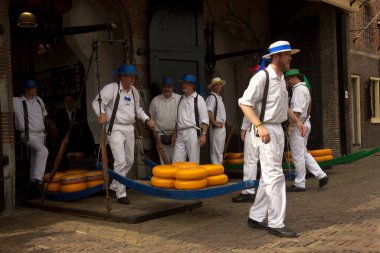 ALKMAAR, HOLLLAND, NETHERLANDS, 30 AĞUSTOS 2019. Hollanda, Alkmaar 'daki peynir pazarı.