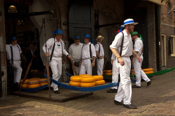 ALKMAAR, HOLLLAND, NETHERLANDS, 30 AĞUSTOS 2019. Hollanda, Alkmaar 'daki peynir pazarı.