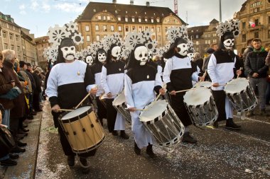 BASEL, SWitzerland, 11 Mart 2019. İsviçre, Basel 'deki geleneksel karnaval maskeleri geçit töreni..
