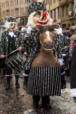 BASEL, SWitzerland, 11 Mart 2019. İsviçre, Basel 'deki geleneksel karnaval maskeleri geçit töreni..