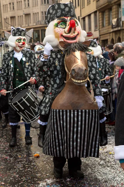スイスのバーゼル 2019年3月11日 スイスのバーゼルで伝統的なカーニバルの仮面のパレード — ストック写真