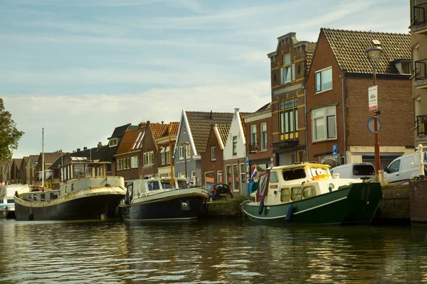 阿尔卡特 霍兰德 2019年8月30日 荷兰阿尔卡马尔市中心的运河 — 图库照片