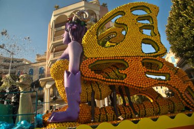 MENTON, FRANCE, 24 Şubat 2019. Menton, Fransa 'daki Limon Festivali' nin geleneksel karnaval geçidi..
