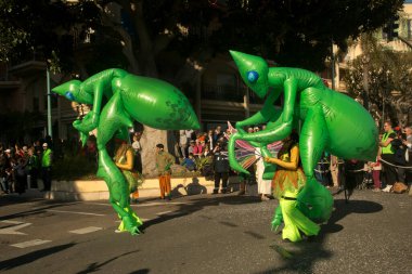 MENTON, FRANCE, 24 Şubat 2019. Menton, Fransa 'daki Limon Festivali' nin geleneksel karnaval geçidi..