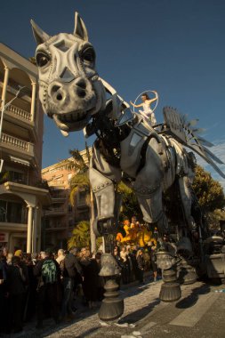 MENTON, FRANCE, 24 Şubat 2019. Menton, Fransa 'daki Limon Festivali' nin geleneksel karnaval geçidi..