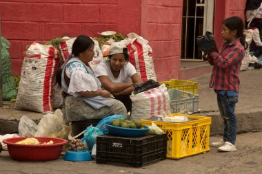OTAVALO, Ekvador, 22 Haziran 2019. Hindistan 'ın Ekvador' daki Otavalo pazarı.