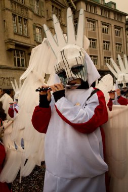 BASEL, SWitzerland, 11 Mart 2019. İsviçre, Basel 'deki geleneksel karnaval maskeleri geçit töreni..