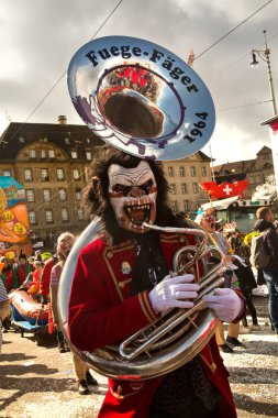 BASEL, SWitzerland, 11 Mart 2019. İsviçre, Basel 'deki geleneksel karnaval maskeleri geçit töreni..