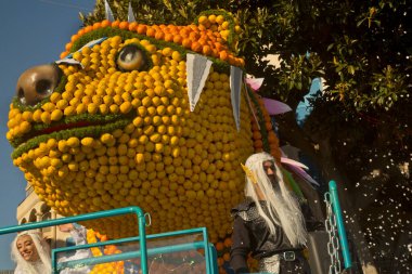 MENTON, FRANCE, 24 Şubat 2019. Menton, Fransa 'daki Limon Festivali' nin geleneksel karnaval geçidi..