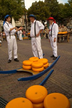 ALKMAAR, HOLLLAND, NETHERLANDS, 30 AĞUSTOS 2019. Hollanda, Alkmaar 'daki peynir pazarı.