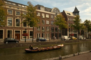 ALKMAAR, HOLLLAND, NETHERLANDS, 30 AĞUSTOS 2019. Hollanda, Alkmaar 'ın merkezinde kanal. 