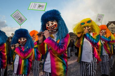 BASEL, SWitzerland, 11 Mart 2019. İsviçre, Basel 'deki geleneksel karnaval maskeleri geçit töreni..