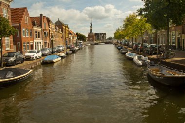 ALKMAAR, HOLLLAND, NETHERLANDS, 30 AĞUSTOS 2019. Hollanda 'daki Accijnstoren binası ile Alkmaar' ın merkezinde kanal.