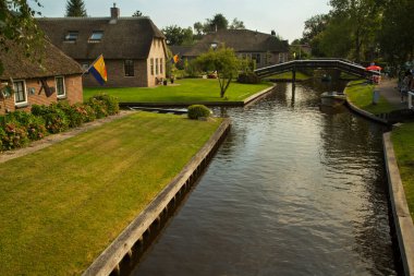 GİTORN, NETHERLANDS, 31 AĞUSTOS 2019. Hollanda 'daki Giethoorn köyünün pitoresk kanallarının manzarası..