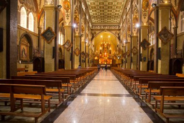 Banyolar, Ekvador, 26 Haziran 2019. Banos, Ekvador 'daki Kutsal Su Bakiresi (Nuestra Senora del Agua Santa) Kilisesi..