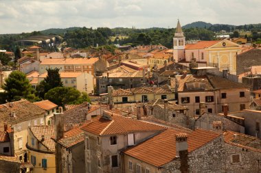 POREC, CROATIA. 07 Eylül 2019 'da. Hırvatistan 'ın eski Porec kentinin en iyi manzarası.
