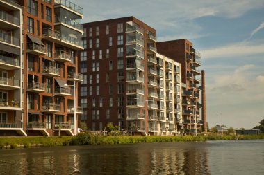 ALKMAAR, HOLLLAND, NETHERLANDS, 30 AĞUSTOS 2019. Hollanda, Alkmaar 'ın merkezinde kanal. 