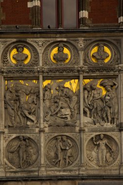 AMSTERDAM, NETHERLANDS, 01 Eylül 2019. Hollanda 'daki Amsterdam Merkez İstasyonu Cephesi.