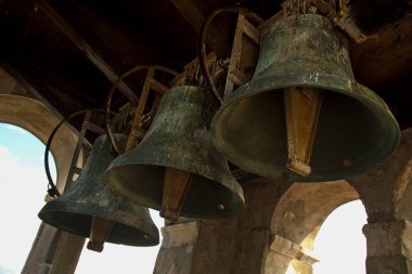 POREC, CROATIA. 07 Eylül 2019 'da. Hırvatistan 'ın Porec kentindeki Euphrasian Bazilikası' nın kulesinde çanlar çalıyor.