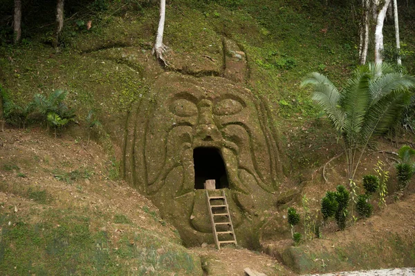 Banos Ecuador Junio 2019 Cueva Entrada Con Adorno Tradicional Cerca — Foto de Stock