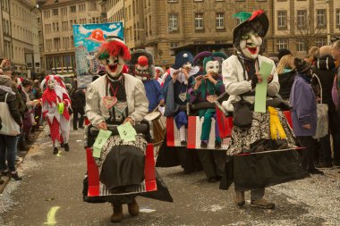BASEL, SWitzerland, 11 Mart 2019. İsviçre, Basel 'deki geleneksel karnaval maskeleri geçit töreni..