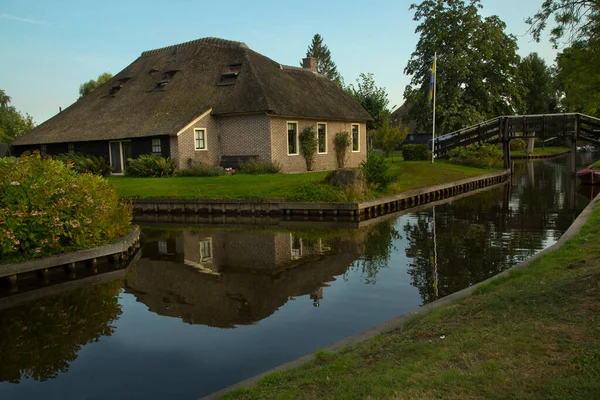 Giethoorn Hollandia 2019 Augusztus Kilátás Festői Csatornák Falu Giethoorn Hollandiában — Stock Fotó