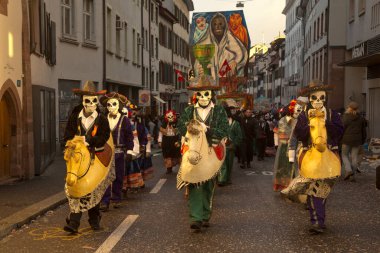 BASEL, SWitzerland, 11 Mart 2019. İsviçre, Basel 'deki geleneksel karnaval maskeleri geçit töreni..