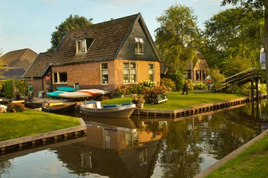 GİTORN, NETHERLANDS, 31 AĞUSTOS 2019. Hollanda 'daki Giethoorn köyünün pitoresk kanallarının manzarası..