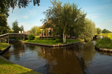 GİTORN, NETHERLANDS, 31 AĞUSTOS 2019. Hollanda 'daki Giethoorn köyünün pitoresk kanallarının manzarası..