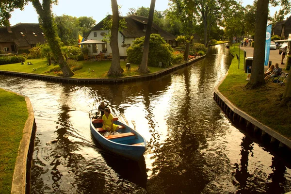 Giethoorn 2019年8月31日 荷兰Giethoorn村风景如画的运河景观 — 图库照片