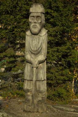 RUSKEALA, Rusya. 03 Ekim 2022 'de. Rusya 'nın Ruskeala kasabası yakınlarındaki Tohmajoki nehrindeki Akhvenkoski şelalesi yakınlarındaki ekolojik patikada tahta heykeller..