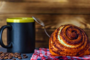 Tarçınlı çörek ve kahve.