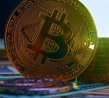 Dolar arkaplanındaki Bitcoin şifreli para