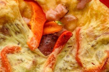 Lezzetli ev yapımı pizzanın yakın görüntüsü 